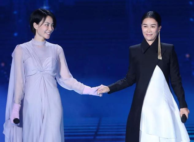 王菲闺蜜与情敌同台，张柏芝显拘谨，那英对其称呼暴露真实关系