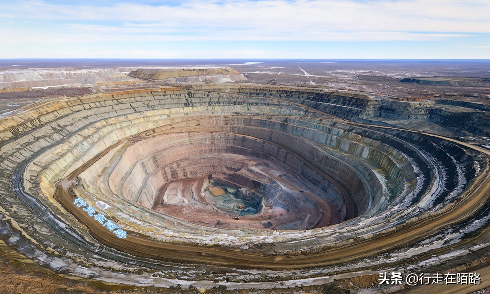 米爾內鑽石坑：共挖出15億噸礦石，日產鑽石3萬克拉