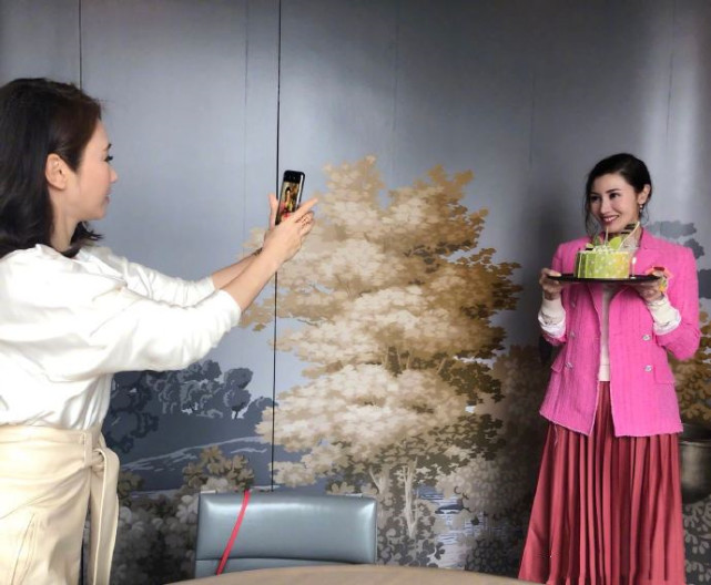 歲月不敗美人！ 黎姿李嘉欣共享下午茶，閨蜜倆凍齡狀態羨煞旁人