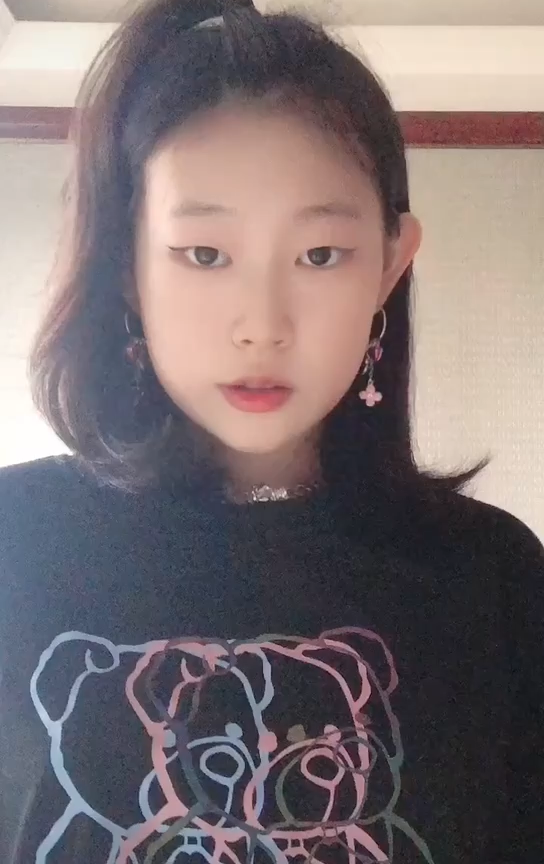 短片中,沈佳润身穿黑色t恤,中长发型,头顶绑着"歪桃辫儿",前卫而又不