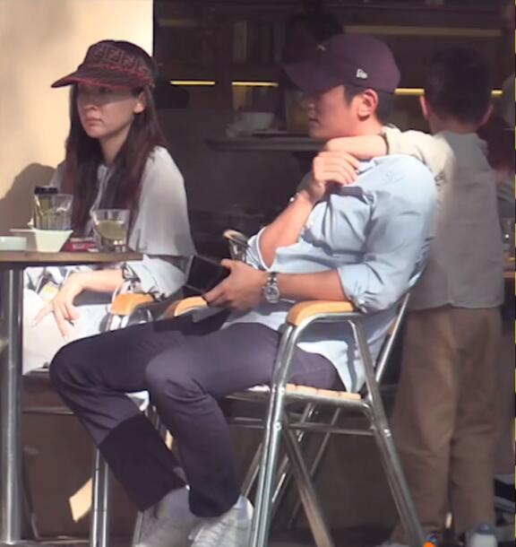 霍思燕夫妇穿情侣装约见好友，杜江化身“工具人”，嗯哼超粘爸爸