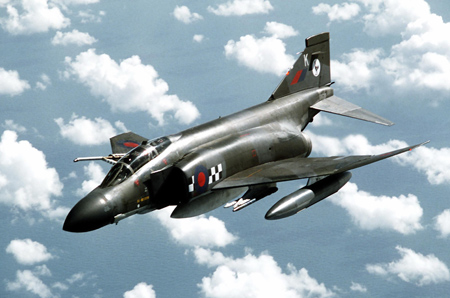 一代名机F-4重型战斗机的量产