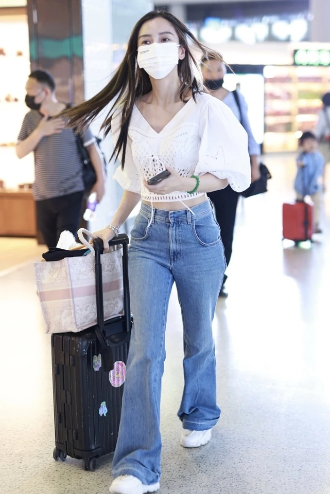 baby帶兒子出行，4歲小海綿獨自推行李箱，母子倆機場狂奔太可愛