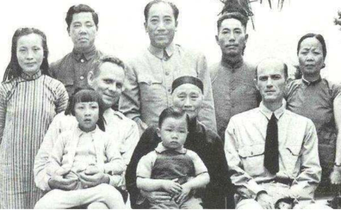 特务头子戴笠坠机身亡，儿子被解放军枪决？蒋介石下令该如何善后