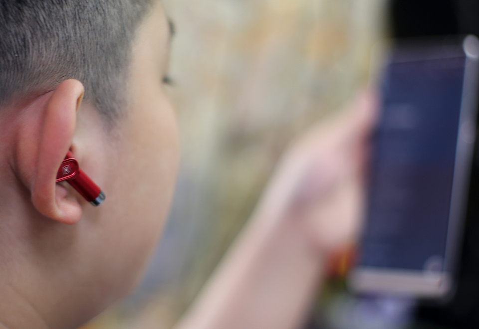 亲民定位、灯光酷炫、听声辩位，Xisem西圣Olaf真无线游戏耳机