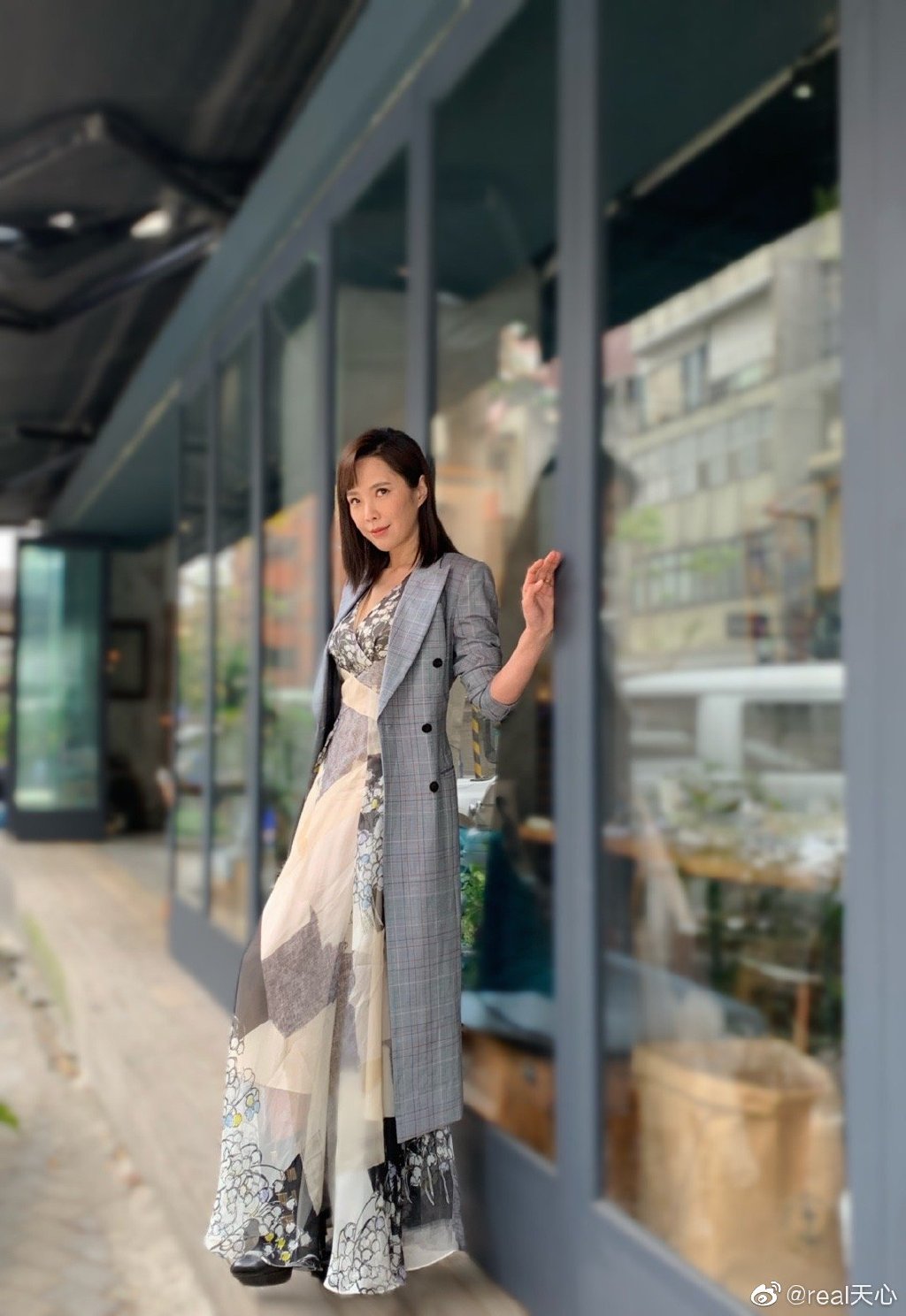 天心年轻时太美了，肩颈线好绝背还薄，和法国