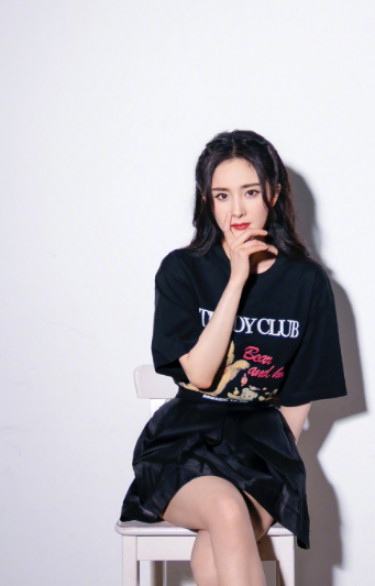 楊冪腳踩百元鴻星爾克現(xiàn)身，鏡頭下又美又瘦，但這腿怎么了？
