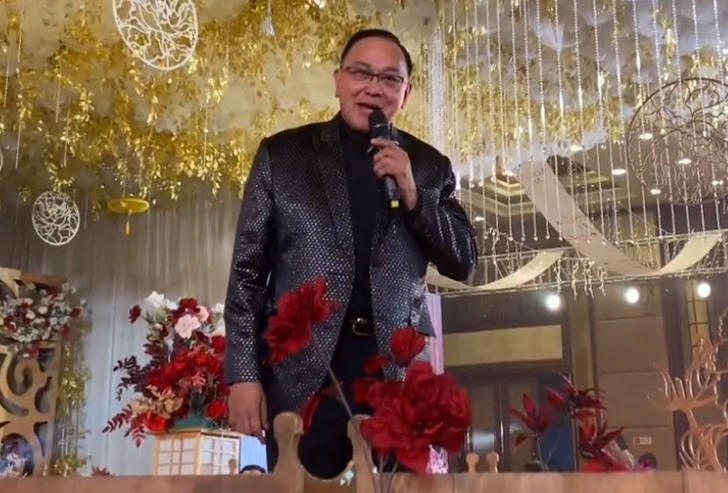 張智霖袁詠儀現身家族聚會，嘟嘴獻吻美貌外甥女，舅舅曹查理缺席