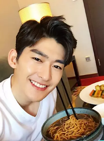 郑爽又惹争议，遭自家粉丝大规模抵制，原因让