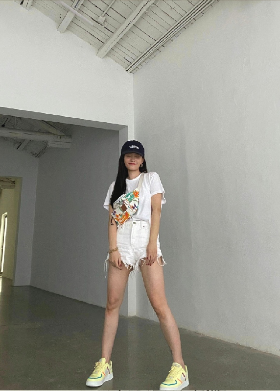 李汶翰易易紫同框来了！姐弟恋真香，引擎盖当床太大胆