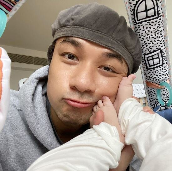 过去八个月，古巨基每晚通宵熬夜盯着儿子，担心孩子趴着睡会窒息