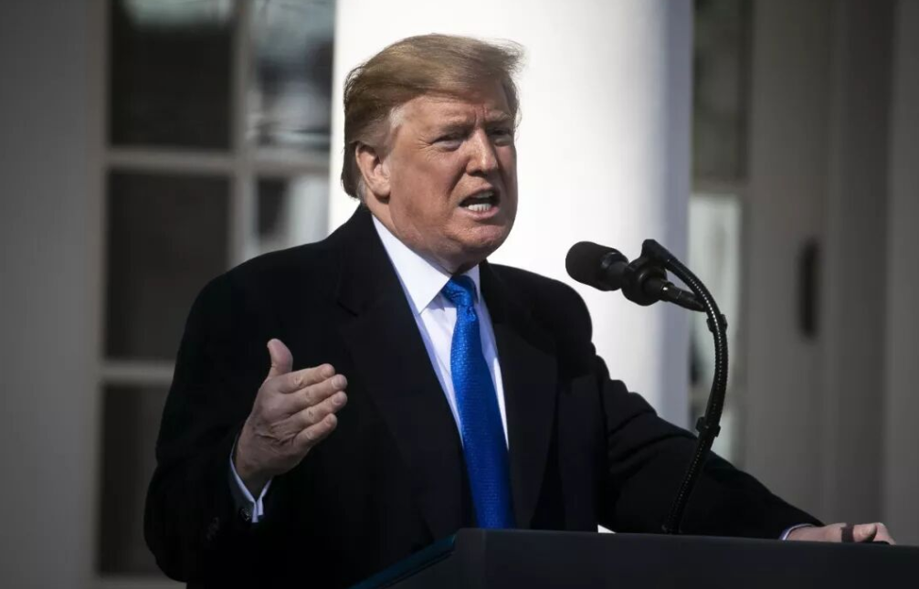 一切安好？示威群众白宫前放置装尸袋：特朗普说谎了，人们死了