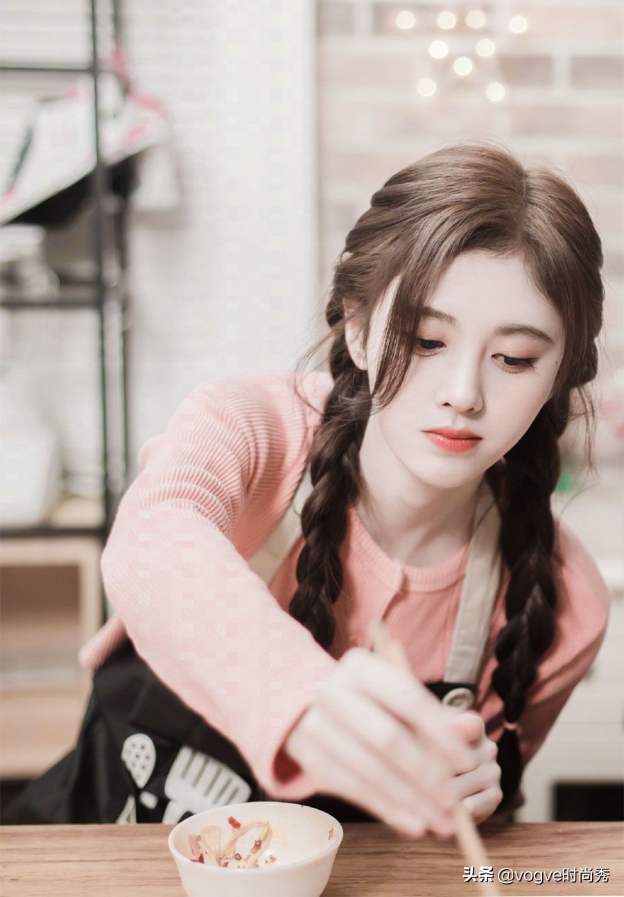 鞠婧祎戴围裙学做菜，脸比食盐还白，难道这就是秀色可餐？