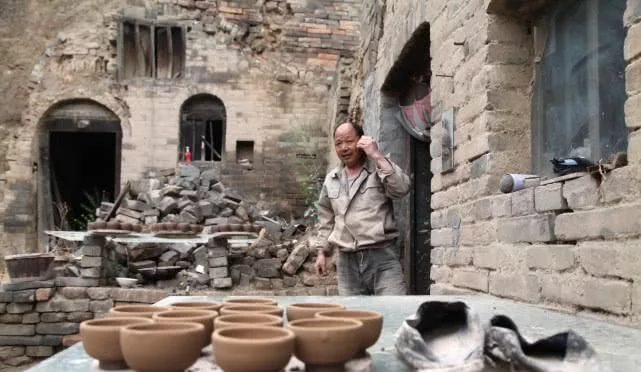 5旬农民大哥家有传家宝，挂在墙上风吹雨淋3万也
