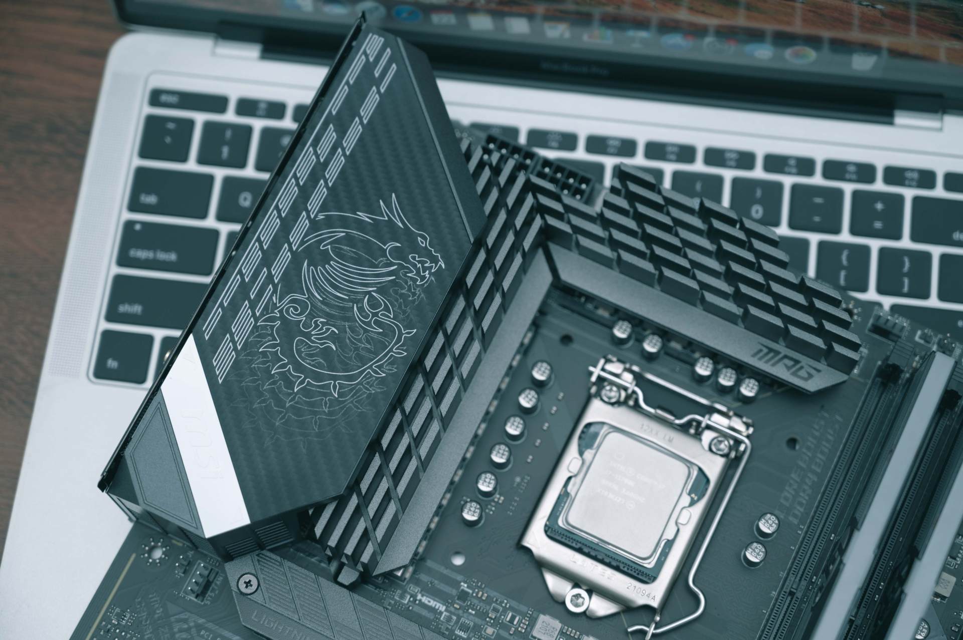 视觉设计的领跑者，不跟随的设计，微星Z590暗黑版上手体验