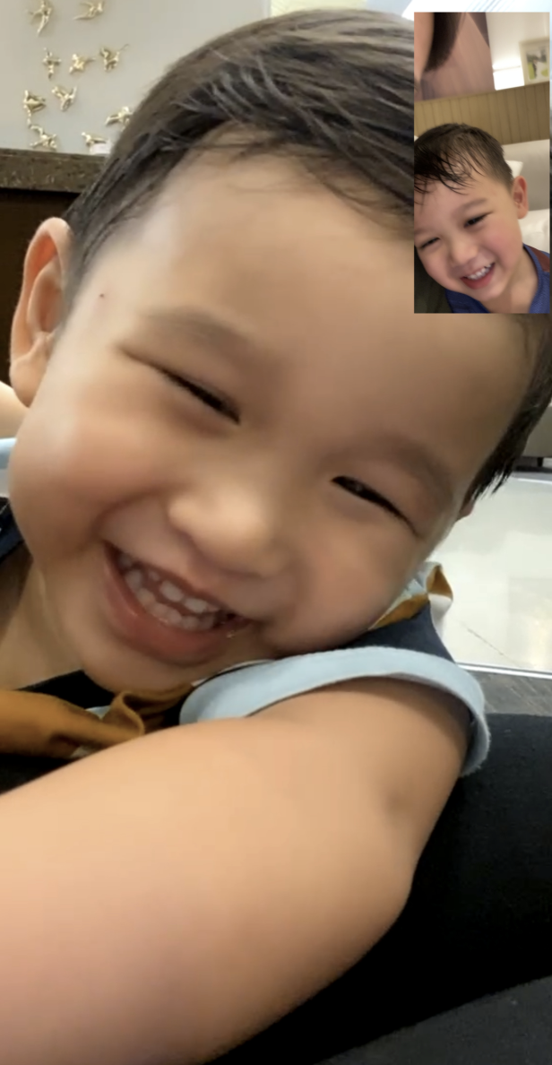胡杏儿次子与哥哥3个月后团聚，两人开心相拥，亲吻弟弟超有爱
