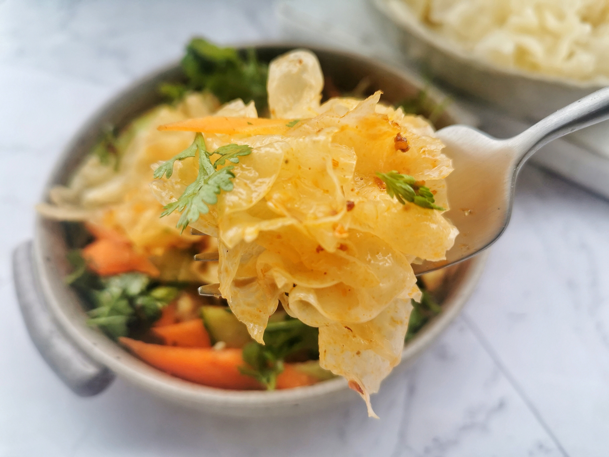 銀耳別總是煮湯了，用來涼拌清脆爽口，美白潤膚還能清理腸道