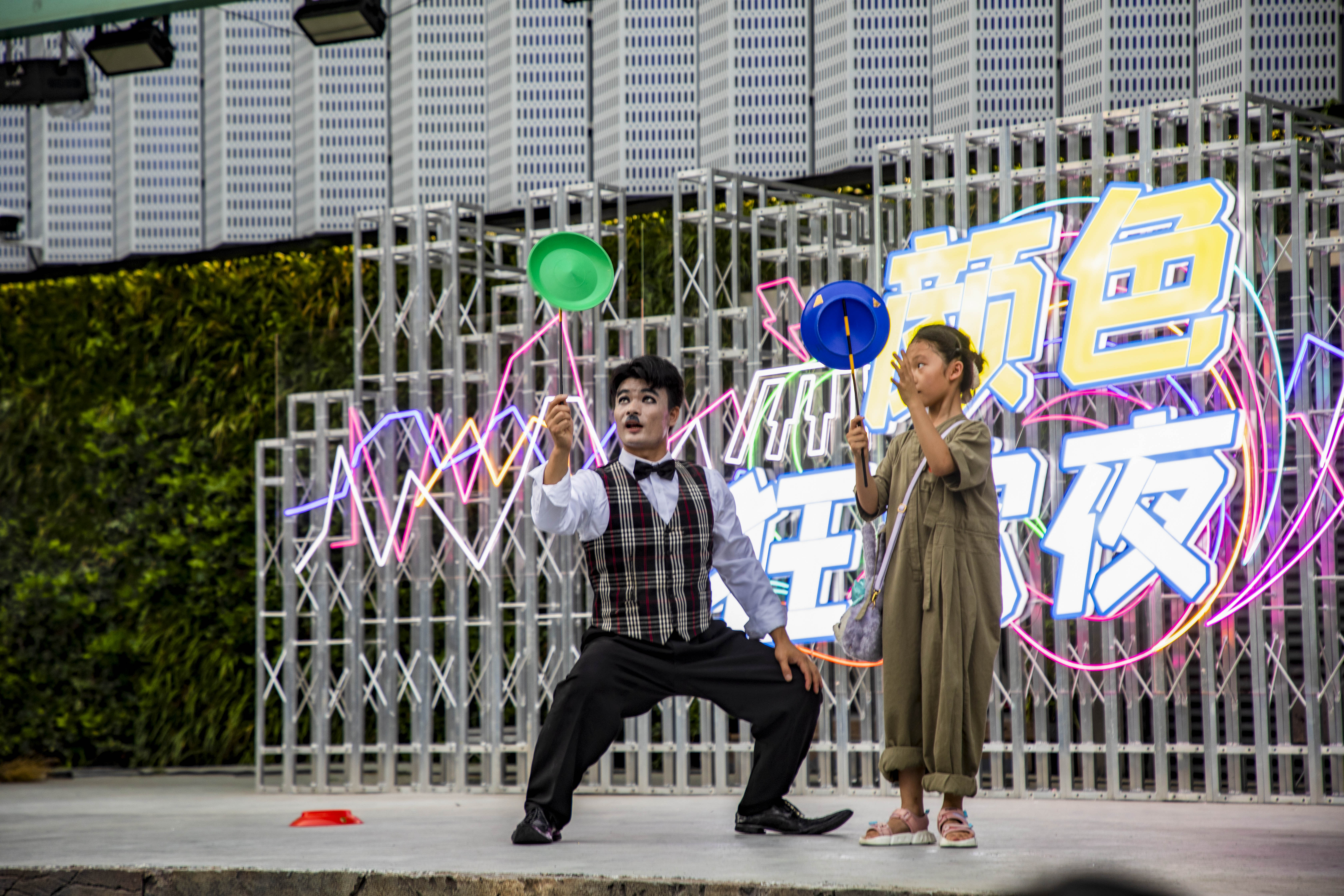 夜游上海新去处，这里有精彩的表演，也有让人沉醉的城市夜景