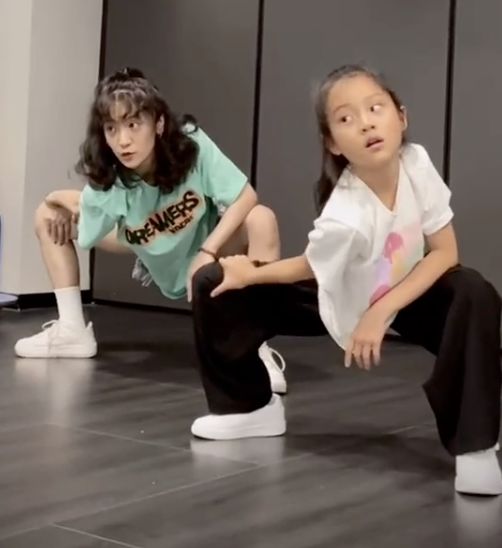 李小璐晒女儿练舞蹲马步，甜馨忍痛坚持惹人疼，网友直呼像贾乃亮