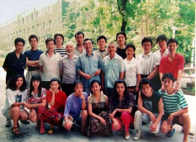 江珊：閃婚震驚一時，與靳東姐弟戀5年，如今54歲卻依舊美如少女