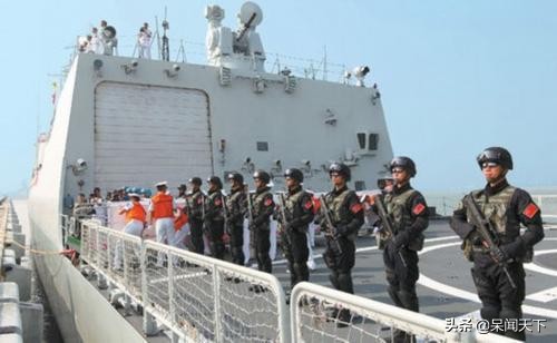 作战能力强大的航母上，为何还要有士兵持枪巡逻？到底怕什么