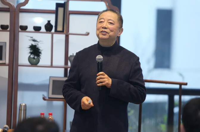 湖畔大学，老胡谈从商之道，送学员三个字“驮得住”