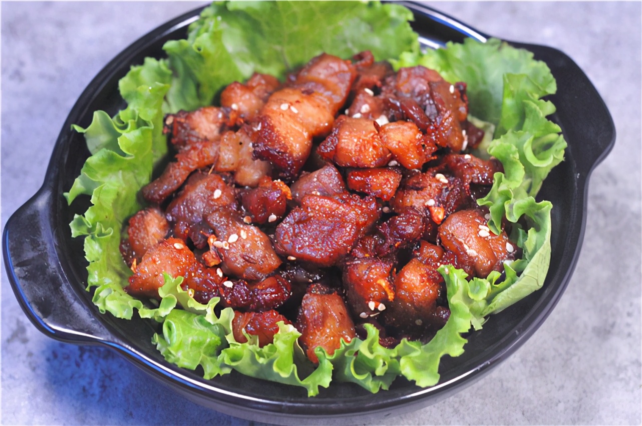 我家五花肉从不红烧，淋一勺酱油，不炒也不炖，一大盘不够吃