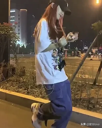 网红刀小刀为何总晒半身照？看到她全身照：这