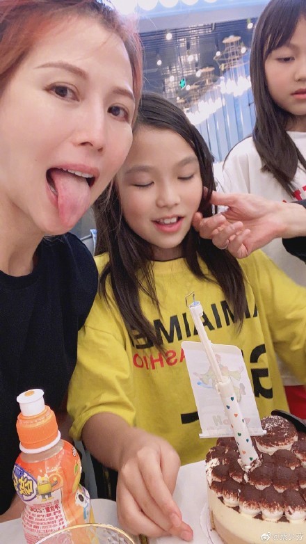 蔡少芬全家為女兒慶生，母女嘟嘴親吻張晉捏臉，魚蛋被蛋糕饞哭