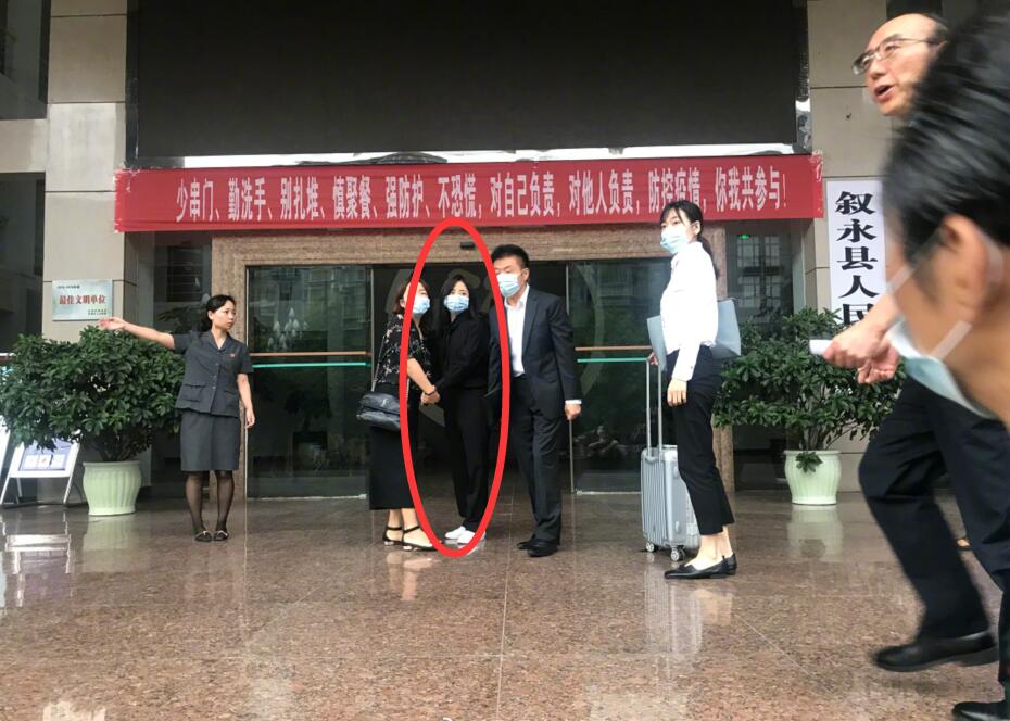 衣服|谭松韵一身黑衣服现身妈妈被撞案庭审 大叔紧跟追星，反应惹人疼