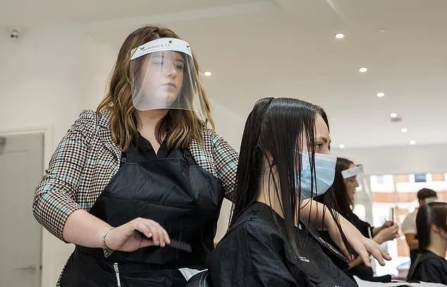 華人最愛面罩竟擋不住新冠陌生人打個噴嚏病毒1秒鐘噴滿臉