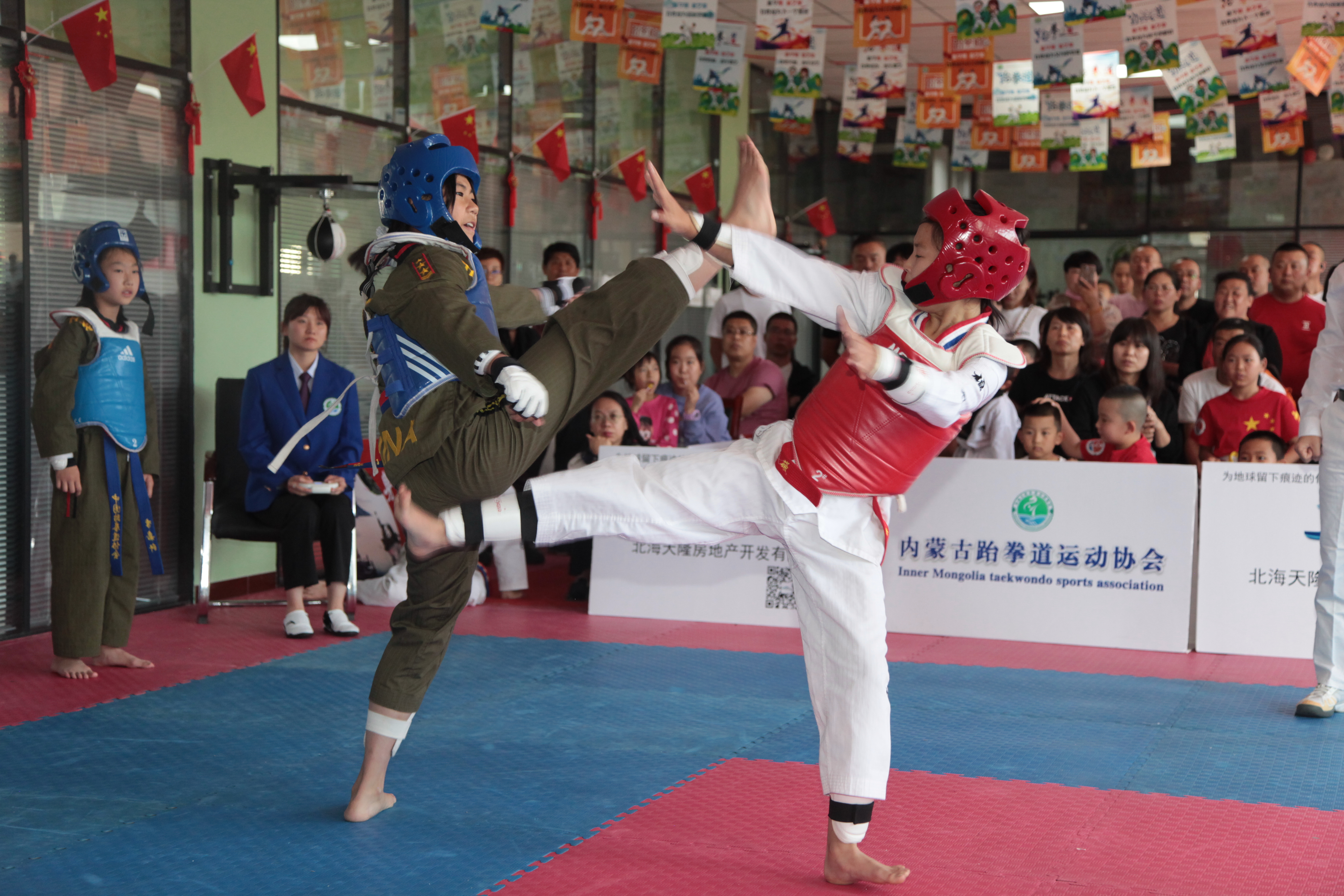 跆拳道|第二届内蒙古青少年体育夏令营暨跆拳道俱乐部联赛开赛 场面扣人心弦