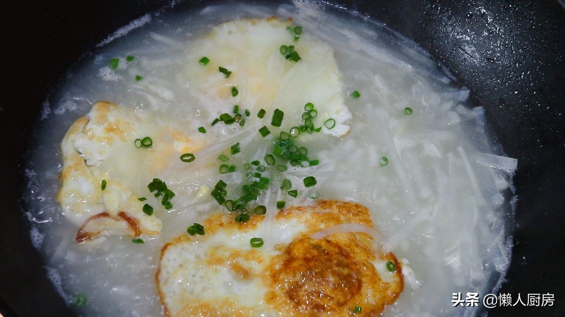 蘿蔔切成絲，打入3個荷包蛋，口味清爽不油膩，很多人沒這麼做過