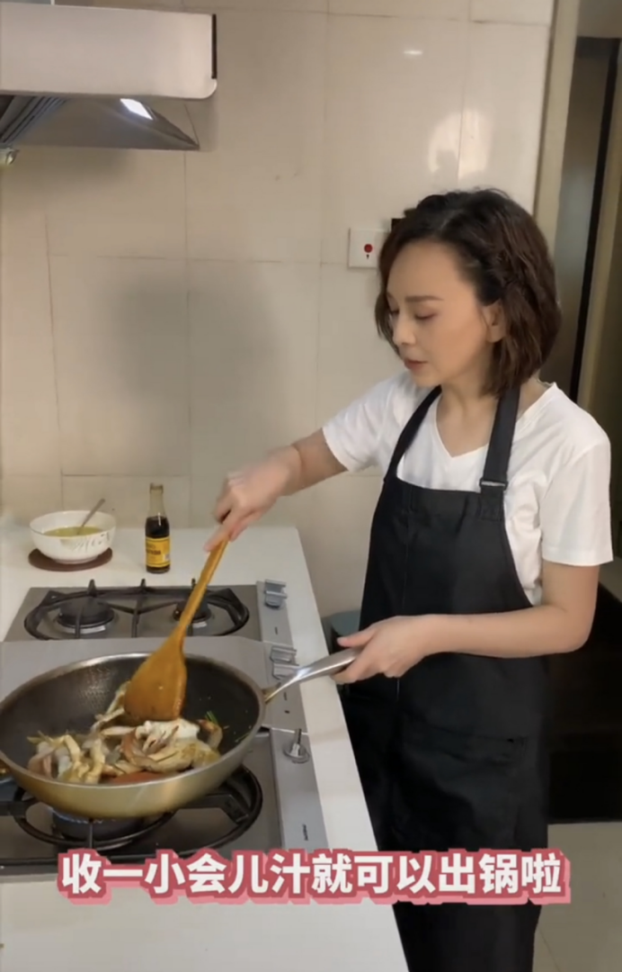 王琳在家做饭变大厨，一身家居造型，却被发型害成“大脑门”
