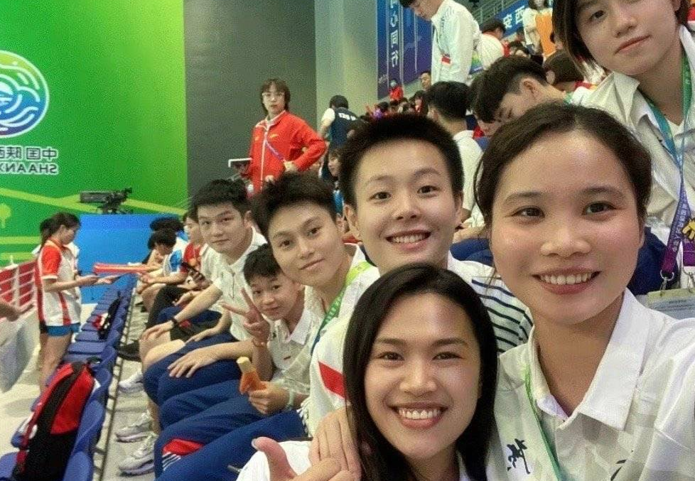 全红婵终于回家了！村民买烟花大肆庆祝，父亲给她买最爱吃的鸡肉