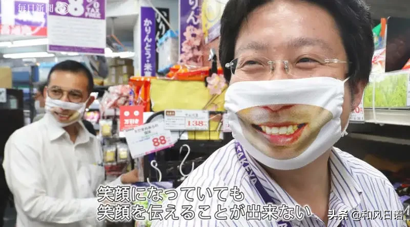 日本商場讓員工統一戴上「笑容口罩」，卻被網友吐槽恐怖……