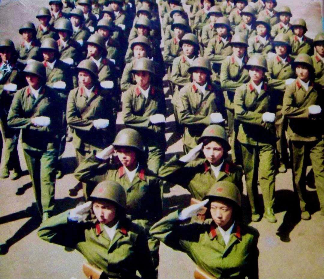 解放军74式女兵裙服，岂止是漂亮二字可以形容的！