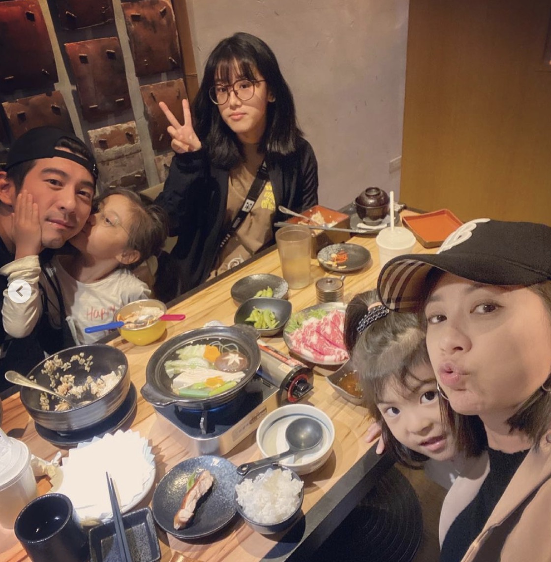 贾静雯为修杰楷过父亲节，与双方长辈合影，咘咘波妞送卡片超暖心