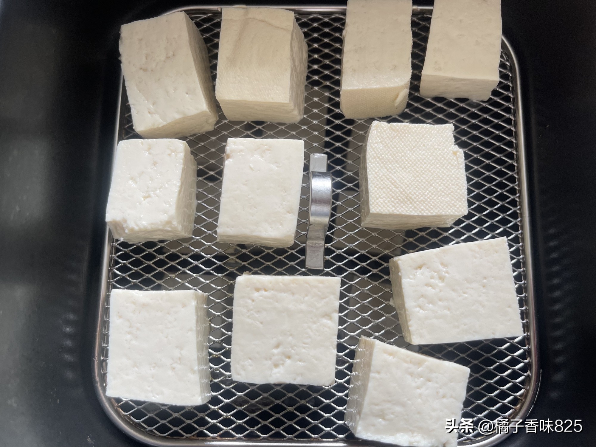 麻婆豆腐靠边站，豆腐新做法，外皮酥脆里面软嫩，蘸上料汁巨好吃