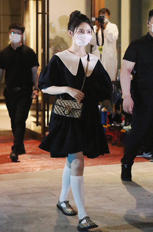 终于明白什么叫老天赏饭吃，现在杨超越的打扮