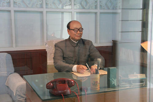 上将乌兰夫：单刀赴会救内蒙，一人瓦解一个“