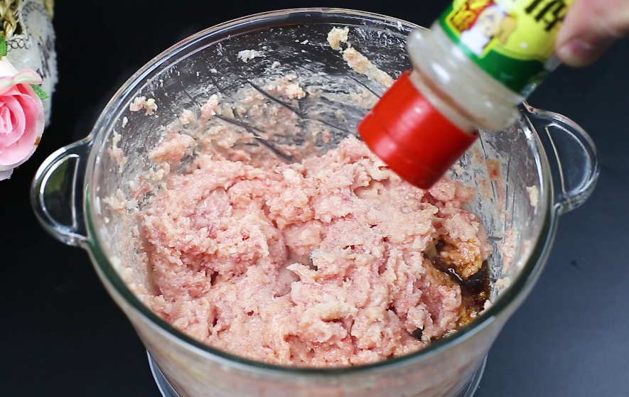 炸豬肉丸子時，謹記“2不放、加3樣”丸子外焦里嫩，放涼也不硬