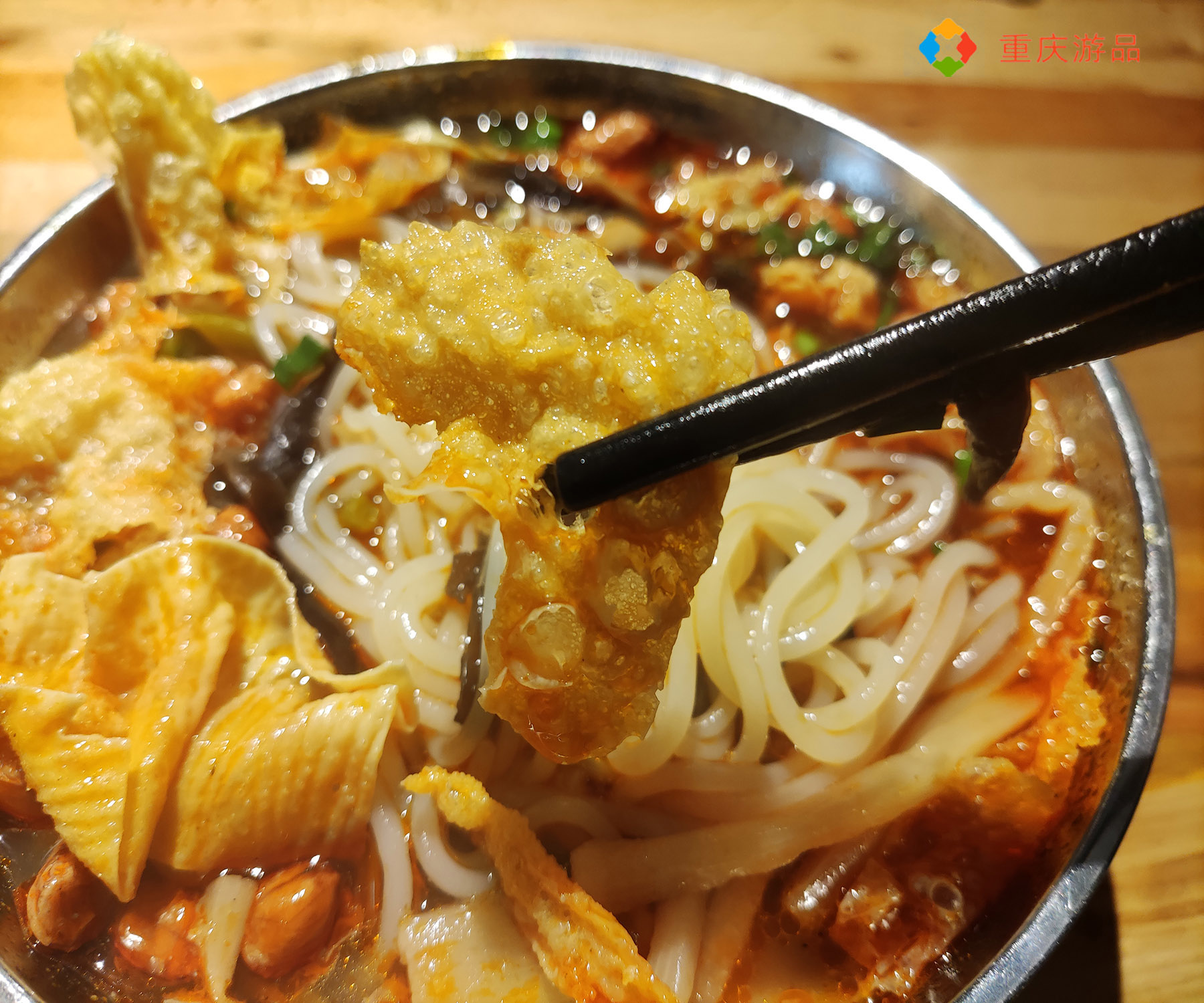 重庆偏僻小巷里的美味，一碗螺蛳粉，一份红豆汤，可以吃得很满足