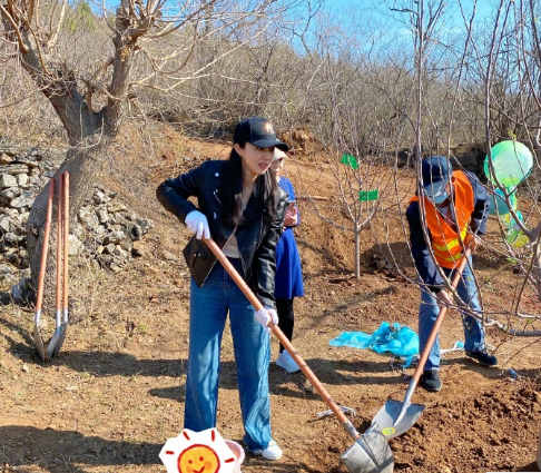 Dong Xuan takes a daughter to plant tree, netizen: I should steal small dimple