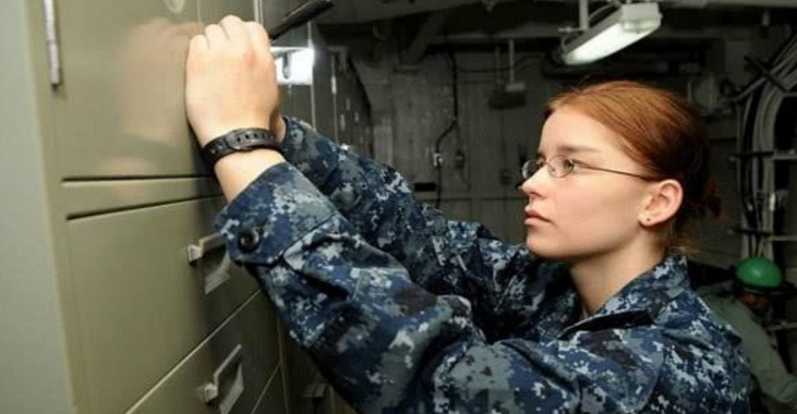 美军有个不成文规定，女兵不来航母就不出发，这到底是为什么？