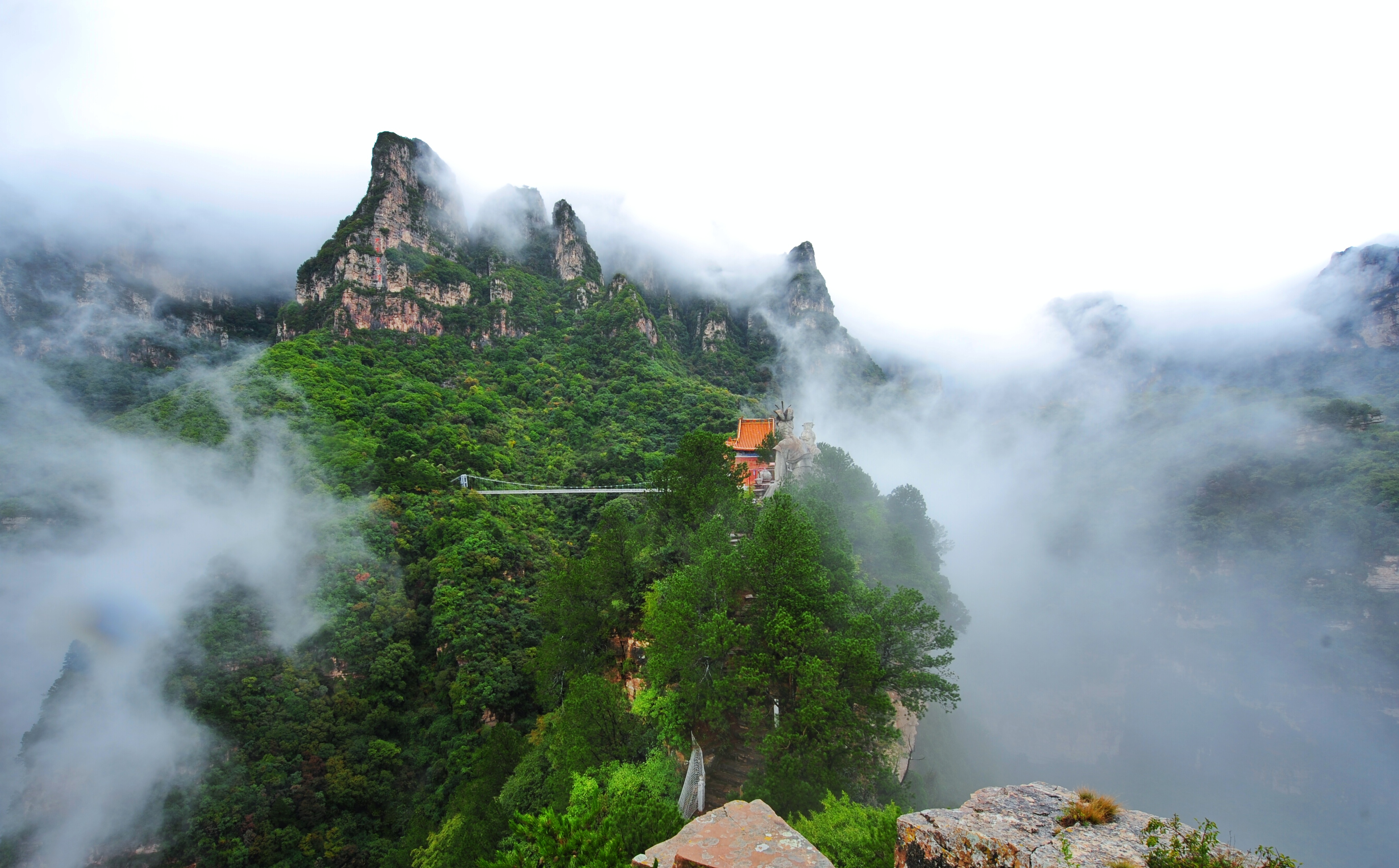 整个五老峰风景区地处丹霞地貌区,兼有北方之险峻和南方之秀美,置身