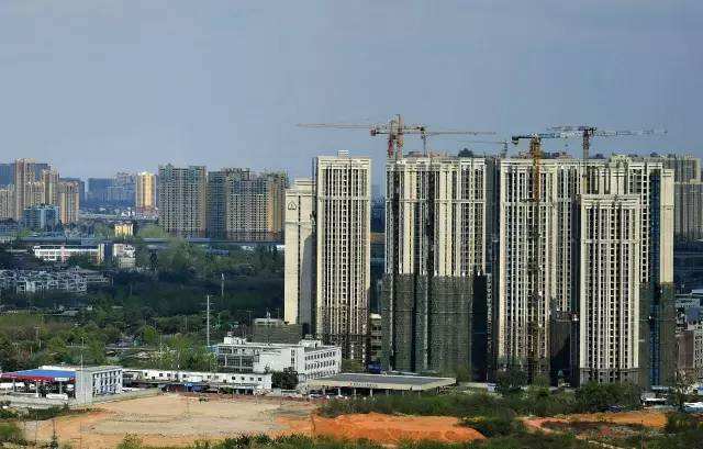 房地产已经“泡沫”明显，为何还在死撑？黄奇