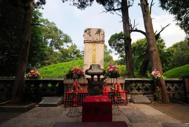 侵华战争时，日军军部下令严禁破坏这三人的陵