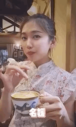 爆笑的动图图片：为了拍段子，也太豁出去了！