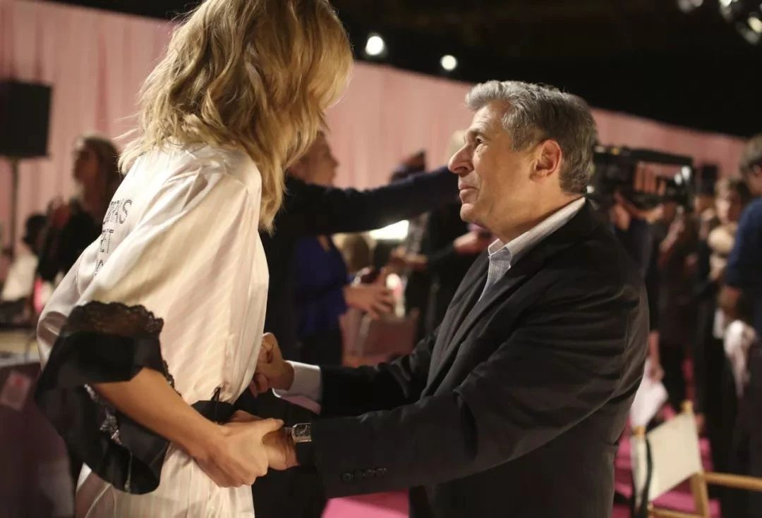 百名超模联名控诉维密潜规则，竟有模特被要求